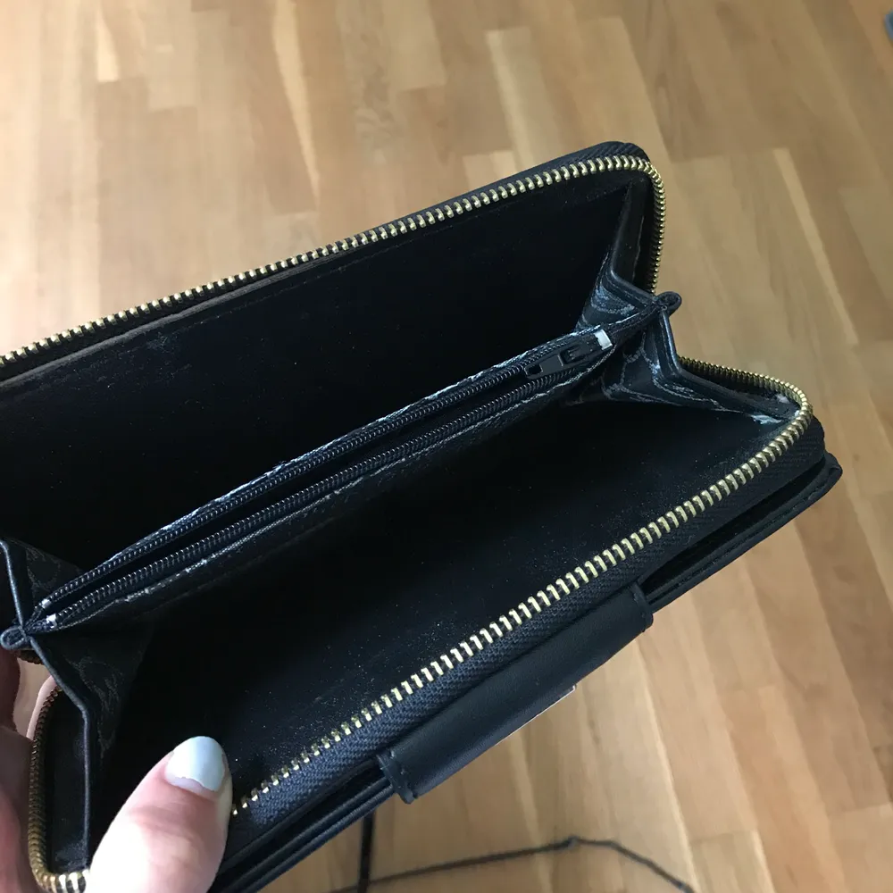 En snygg och rymlig plånbok från Michael kors (fake) väldigt bra kvalitet, knappt använd!. Väskor.