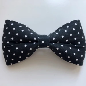 🎀 HÅRKLÄMMA ROSETT🎀  - Supergullig hårklämma! Den är 11 cm bred och 6 cm hög i kanterna. Köparen står för frakten (11 kr)🎀