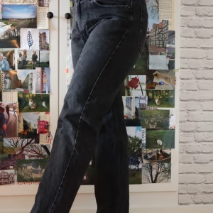 Svarta herr jeans - Snygga och bekväma jeans som är tillverkade i italien. Användna ett antal gånger men i gott skick. Köparen står för fraktefrakten. Kan mötas upp i Göteborgs området. Kontakta mig om oklarheter eller frågor😄💛