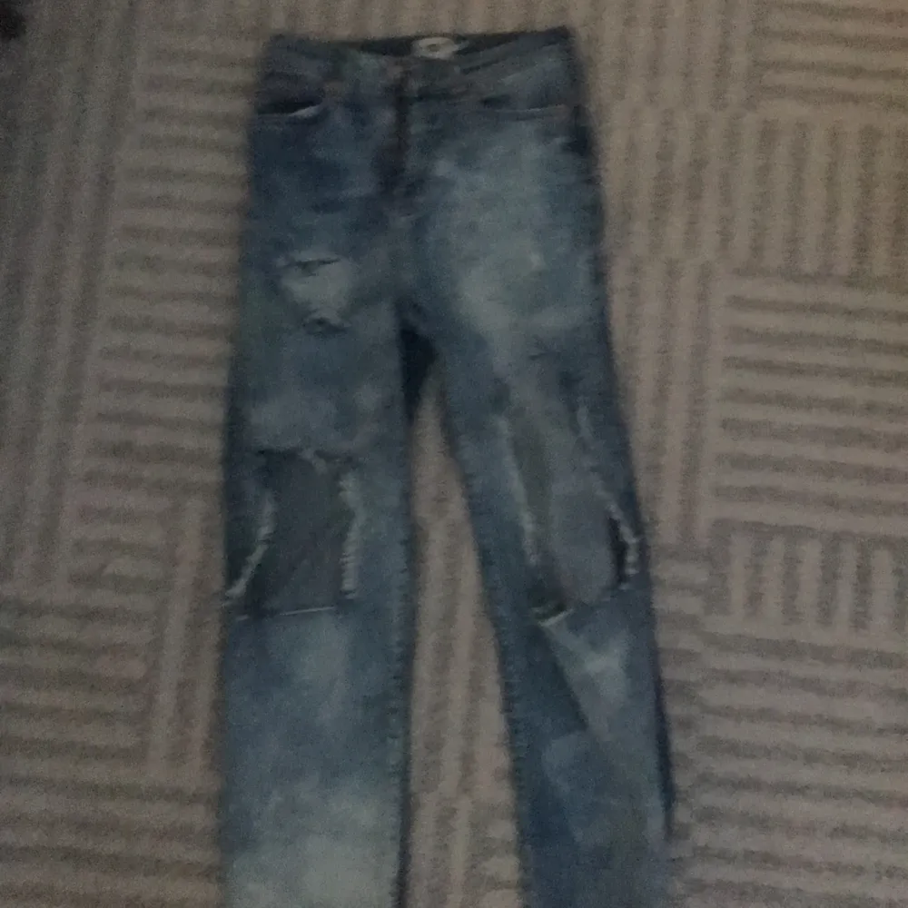 Skit snygga vida jeans i strl s från lager 157, säljes pga kommer ej till andvändning. Hål och de coola fläckarna har jag gjort. Andvänd en enstaka gång. Pris kan diskuteras + 88kr frakt. Jeans & Byxor.