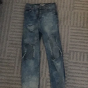 Vida jeans strl S - Skit snygga vida jeans i strl s från lager 157, säljes pga kommer ej till andvändning. Hål och de coola fläckarna har jag gjort. Andvänd en enstaka gång. Pris kan diskuteras + 88kr frakt