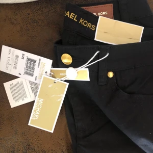 Michail kors (svarta jeans) - Svarta jeans aldrig använda köpa ifrån season. Storleken motsvarar xs/s