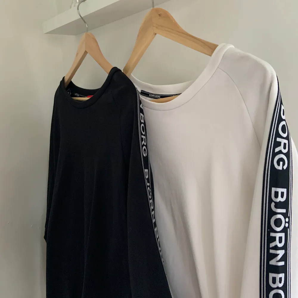 Två Björn Borg tröjor, svart i storlek XL och vitt i L! Ni ser hur de sitter på mig som vanligtvis är en S. Tunt material. En kostar 100kr två 150kr :). Tröjor & Koftor.