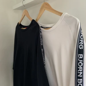 Björn Borg Sweatshirts - Två Björn Borg tröjor, svart i storlek XL och vitt i L! Ni ser hur de sitter på mig som vanligtvis är en S. Tunt material. En kostar 100kr två 150kr :)