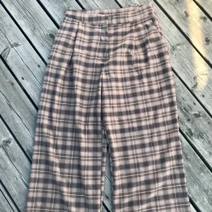 monki byxor - Ett par superfina byxor från Monki! Väldigt bekväma och bra passform. Tyvärr är de inte riktigt min stil 💛🌻  frakt tillkommer, annars går det att mötas i stockholm!  BUDGIVNING AVSLUTAS 18/7