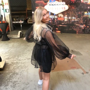 Klänning - Jättefin klänning från Nelly med ”flygande tyg”, as fin på fester och vid andra tillfällen där man skall ha ”coolare” outfit🌟