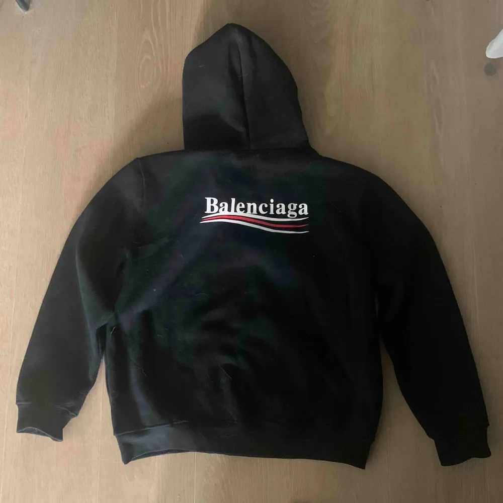 Balenciaga hoodie nypris 650 euro. Säljes pga att jag inte använder den längre. Jättefint skick! Har inget kvitto för mitt ex köpte den till mig.. Hoodies.