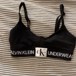 Calvin Klein topp  - Säljer denna toppen för den är för liten. Passar xs. Köparen står för frakten (42kr) 