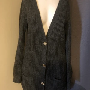 Grå Kofta - Grå kofta med glittriga knappar. Sparsamt använd. Märket är Madame a Paris och är inköpt på La Redoute. 