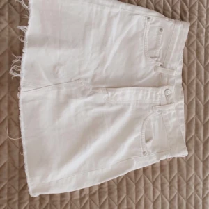 Jeanskjol från HM - Vit jeanskjol från hm i strl 34