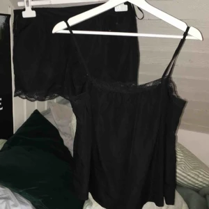 Pyjamaset svart - Fint skick förutom små vita fläckar 