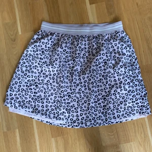 Gina Tricot kjol storlek 38 - Fin kjol från Gina Tricot i storlek 38. Fickor på sidan. Nytt skick.