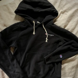 Champion hoodie - Svart champion hoodie, inprincip oanvänd. För liten för mig så därför säljer jag den. Storlek xs. Köpte den för 1000kr så säljer för lite högre pris.💗 Intresserad av att sälja snabbt därför kan jag sänka pris vid intresse. 