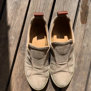 Marlene Birger Slip ins strl 39 - Köpt på Tradera, tyvärr för stora. Passar 39/40. Går att få renare, riktig mocca och stilrena skor som matchar det mesta. Nypris ca 1200 kr. 