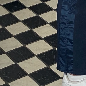 Blåa byxor från hm  - Köpta 2 år sen. cool detalj på sidorna. Säljer pga lite korta på mig som är ungefär 170. 