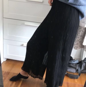 Plisserade byxor  - Jättefina plisserade svarta byxor från River Island! Väldigt tunnt skönt material, så perfekta nu i sommar. Lite upprepat längst ned på ena benet (bild 3, därav lågt pris), men ganska säker på att det inte kan repas upp mer😊