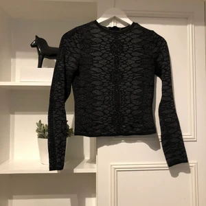 Tröja från Zara ormskinn  - Svart tröja från zara med ormskinnsmönster i glitter, superfin passform, frakt 44kr. Tröjan är i storlek S men passar även XS, använd vid fåtal tillfällen 