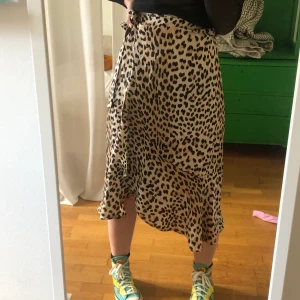 Kjol - Knytkjol från Ginatricot. Använd en gång, jättefint skick. (frakt ingår ej)