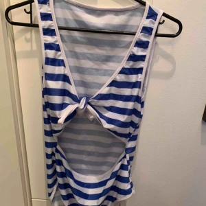  - Snygg passforms på denna baddräkt med knyte vid byst.