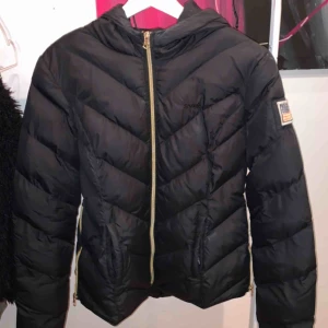  - Helluuu!  Säljer min Svea jacka för 400 kronor  Priset kan diskuteras  Jackan är väll använd men är i gott skick  Enda skadan är vid fickorna, blixtlåset har gott sönder på båda   Kan mötas upp i Stockholmsområdet ;)   