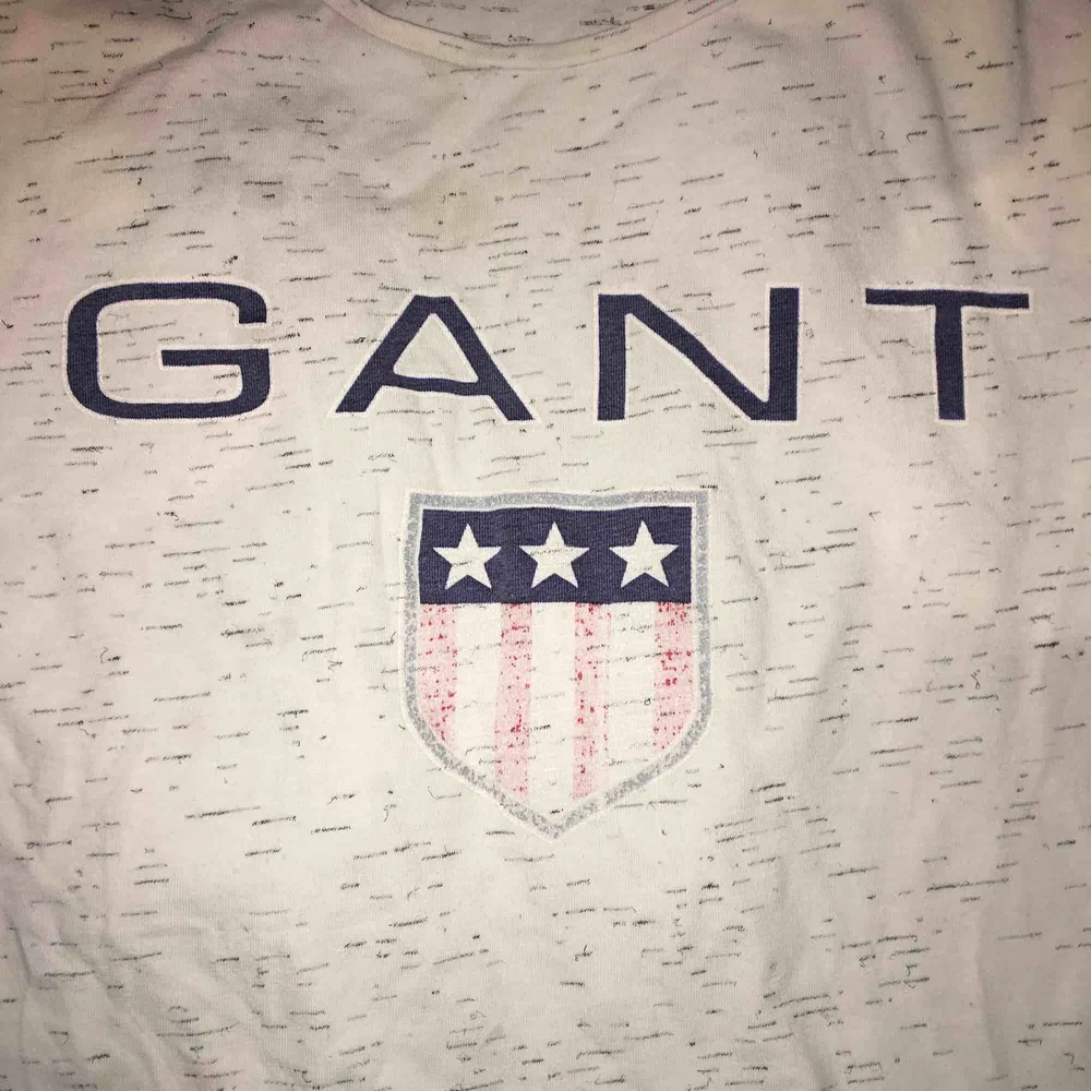 En Äkta Gant t-shirt köpt för 350kr men säljer nu för 100kr då den är lite sliten på trycket men är ändå fin att använda💕 Det står att storleken är M men skulle säga att den är en Xs!. T-shirts.