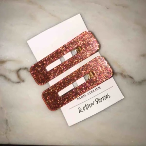  - röd-orangea hårklämmor från & other stories 