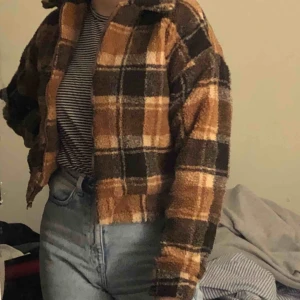  - Söt jacka i ”Teddy” material. Perfekt nu inför nya året!!! Använd fåtal gånger så bra skick!! Pm för frågor/mer bilder osv 💕😍 ( tror den är från asos!)