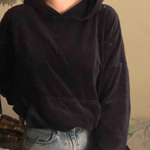  - Marinblå hoodie från Cubus. Mjuk och skön. Sånt velvet material typ. Funkar lika bra till skolan som till myströja 🐝🐝Pm för mer info 💞💞