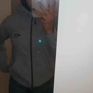  - Grå Kari traa hoodie i stl S. Passar för både tjejer och killar.  Frakten kostar 30kr och ingår inte i priset 