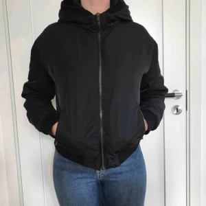  - En svart bomberjacka med huva från Junkyard. Superskönt, varm och sparsamt använd✨köparen står för frakt