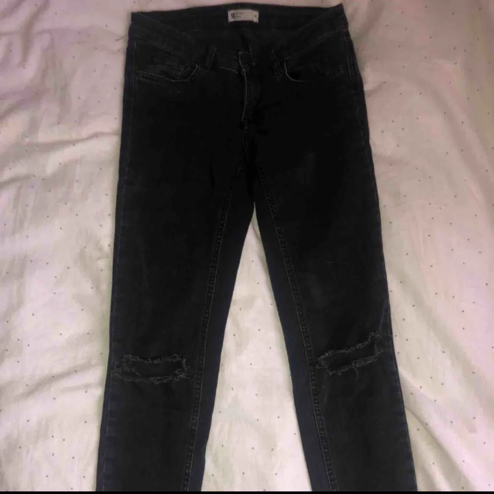 Lågmidjade slitna jeans från Gina tricot. Strl 36. Bra skick.. Jeans & Byxor.