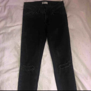  - Lågmidjade slitna jeans från Gina tricot. Strl 36. Bra skick.