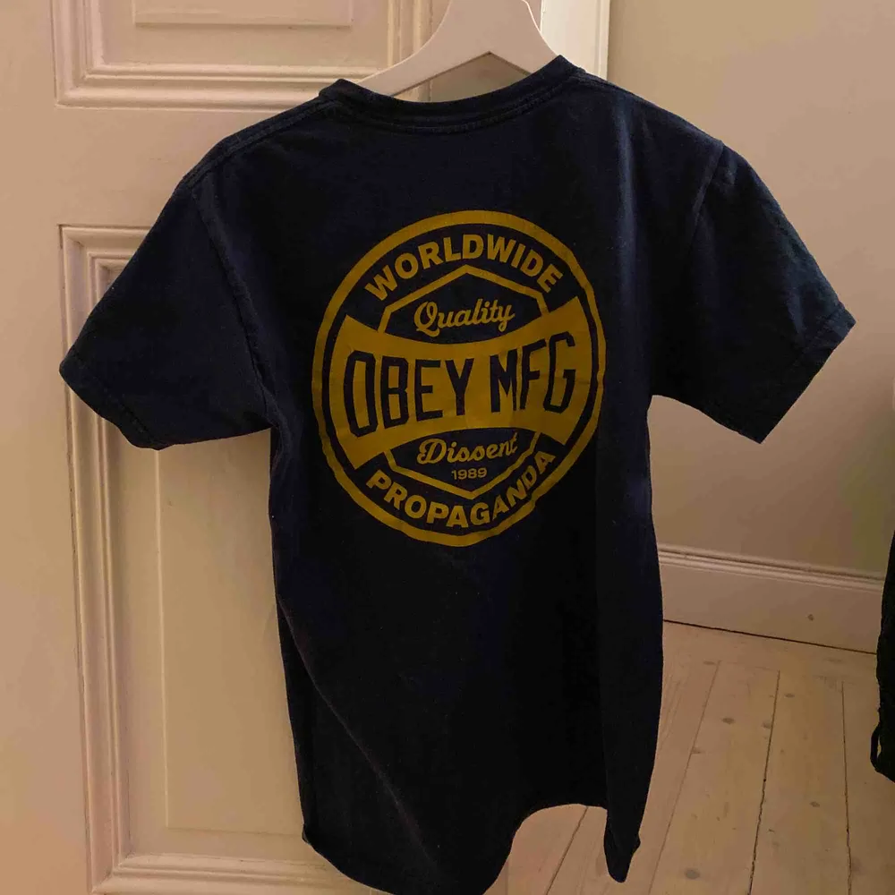 Cool mörkblå Obey t-shirt med tryck.. T-shirts.
