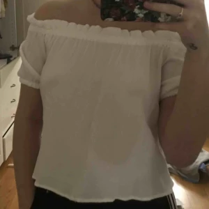  - Off shoulder blus🌸 Använd 2 gånger så den är i bra skick och inga tecken på användning!   Hämta hos mig i bunkeflo eller så för frakten som är 23kr Storlek S men passar xs också