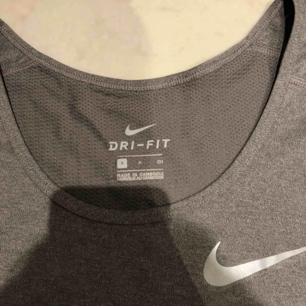Nike tränings linne. Syntetiskt material så det blir luftigt när man anstränger sig. Passar S - M. Kunden står för frakten :). T-shirts.