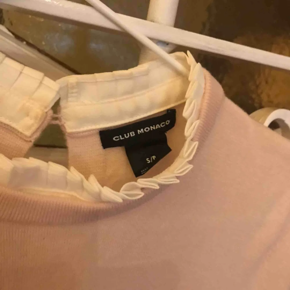 Tunn stickad rosa ull tröja med söta detaljer på krage och armar, från Club Monaco. Sparsamt använd då den är för liten. Måste strykas.. Tröjor & Koftor.
