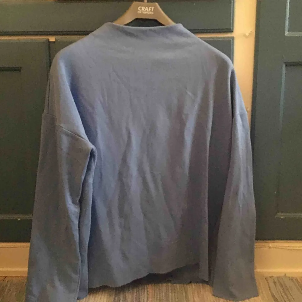 Långärmad ljusblå tröja från weekday med turtleneck-krage. Sparsamt använd. Säljer pga att den inte är min stil längre. Möts upp i uppsala eller så betalar köparen för frakt! 🤪 . Tröjor & Koftor.