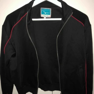  - Riktigt cool träningsjacka men även bomberjacka! Röda linjer längst armarna och har användas av mig fåtal gånger till vardags. 