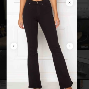  - Jättesnygga dr denim bootcut jeans, använda 2-3 gånger formar kroppen väldigt fint 💕