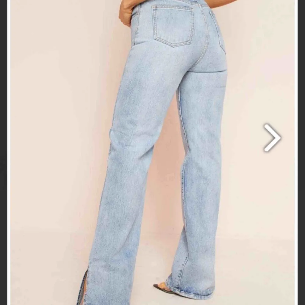 Oanvända jeans med slits nertill från Missy Empire som är för stora för mig! UK10 motsvarar EU38. Skitsnygga!! Frakt tillkommer. Jeans & Byxor.