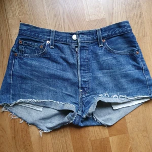  - Levi Strauss korta jeansshorts 501 w27.