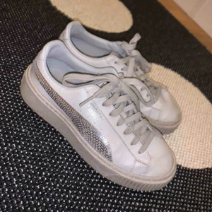 Paljetter puma  - Puma Basket sneakers köpta i London för nåt år sen och lite skitiga just nu men ska tvätta dom:) (ny pris cirka 700kr) Paljetter och alla är kvar:)  stl 37 
