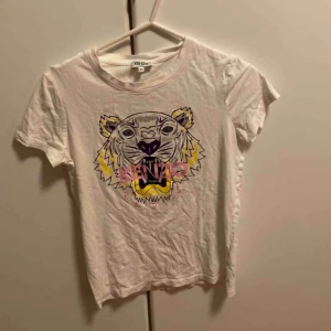  - Kenzo t-shirt i xs! Använd 2-3 ggr bara 😊😊