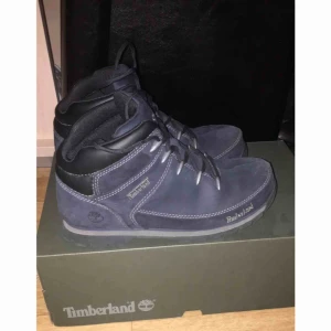 Vinterskor timberlands - Äkta timberlands i superbra kvalite, unisex modell. Fina och rena skor som har använts i ca 1 månad. Säljs pga att jag har köpt nya vinterskor. Köparen står för frakten. Butikspris: 1000kr 