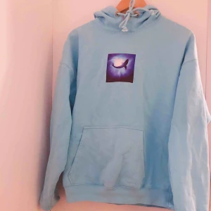  - Gosig hoodie med coolt tryck. Snyggt oversized och rak modell. Skön luva. Inköpspris 399kr. Nyskick. 