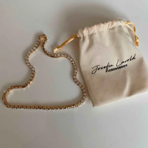  - Oanvänd halsband från josefin lavold x crossbody. Frakt 40kr brev eller 63kr spårbart 