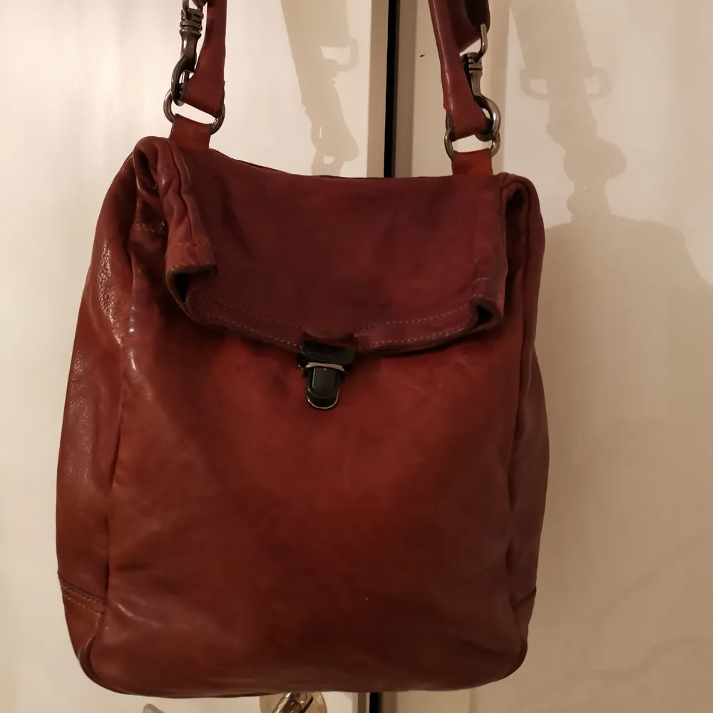 Äkta läderväska i brun färg från campomaggi.              . Väskor.