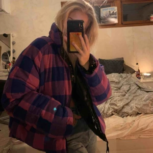  - Jätte fin jacka från collusion passar perfekt till vintern, den är dubbelsidig så man kan vända den ut och in den är i väldigt bra skick, köparen står för frakt😊