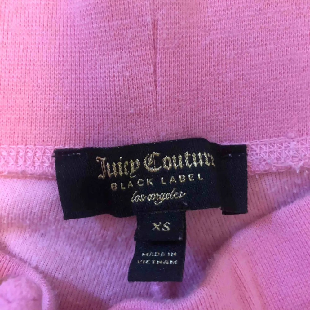 Jag säljer mina nästan oanvända ros juicy couture mjukisbyxor.. Jeans & Byxor.