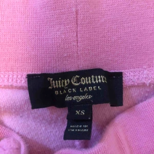  - Jag säljer mina nästan oanvända ros juicy couture mjukisbyxor.
